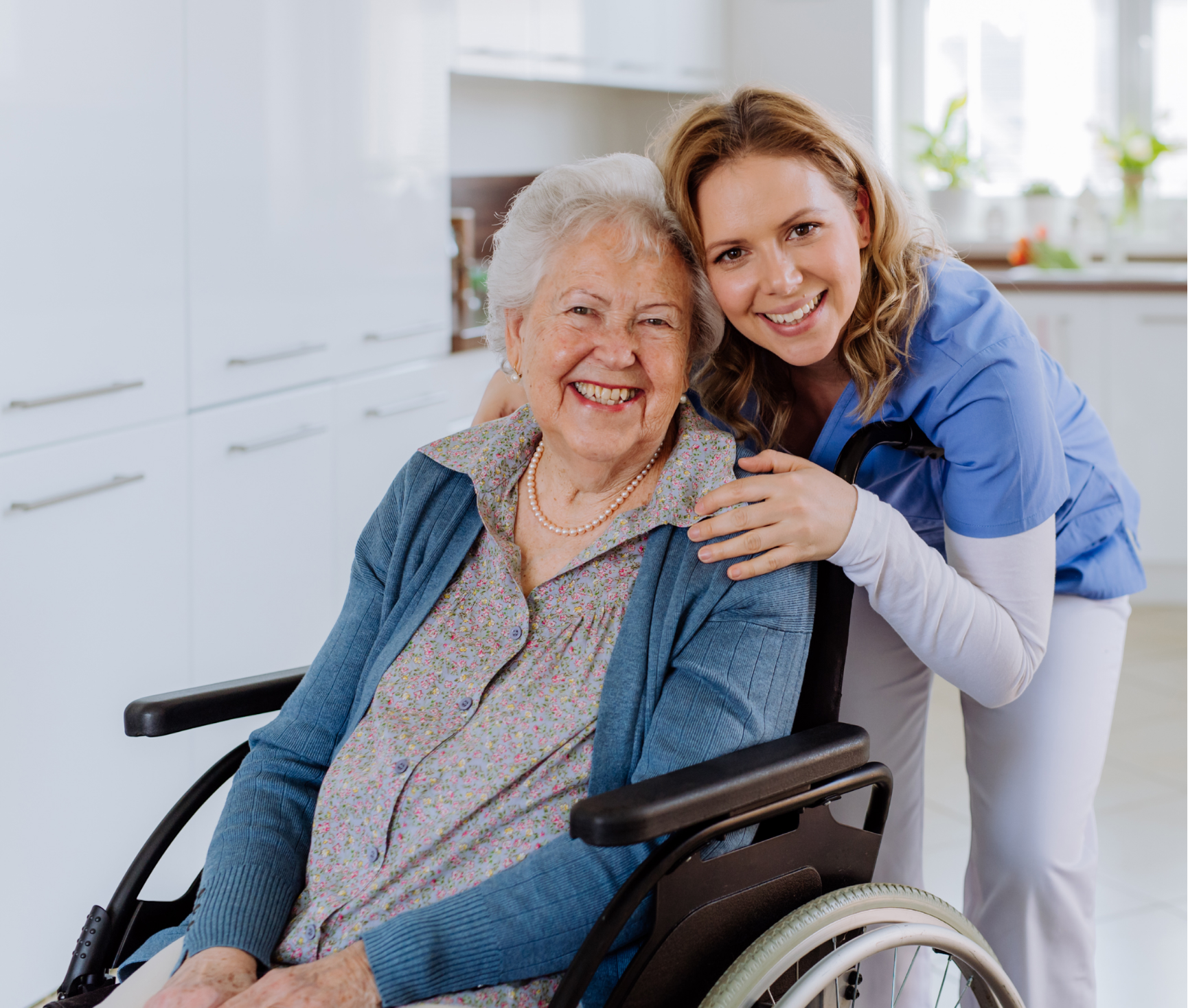 Seniorka na wózku z opiekunką